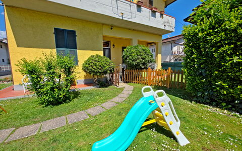 Casa Serena: Prato, Giardino, Shade, Cortile, Backyard, Campo Da Giuoco, Landscaping, Attrezzatura Giochi All'Aperto, Erba Sintetica