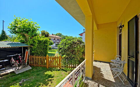 Casa Serena: Balcone, Prato, Villa