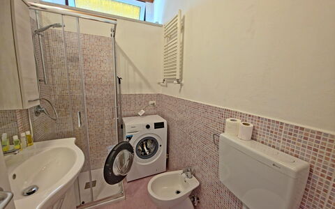 Casa Serena: Idraulico Fixture, Lavandino Del Bagno, Bagno, Lavatrice, Lavello, Pavimentazione, Pavimento, Gabinetto, Interior Design, Rubinetto