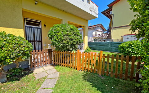 Casa Serena: Casa, Casa, Giardino, Prato, Recinzione, Backyard, Cortile, Landscaping, Shade, Home Scherma