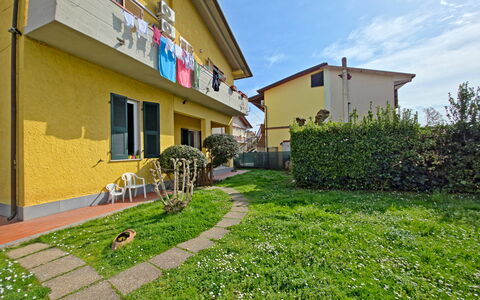 Casa Serena: Zona Residenziale, Casa, Quartiere, Casa, Insediamento Umano, Appartamento, Sobborgo, Prato, Cortile, Balcone