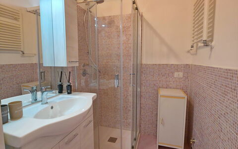 Casa Serena: Lavandino Del Bagno, Bagno, Lavello, Idraulico Fixture, Pavimentazione, Pavimento, Interior Design, Rubinetto, Mobiletto Del Bagno, Idraulico