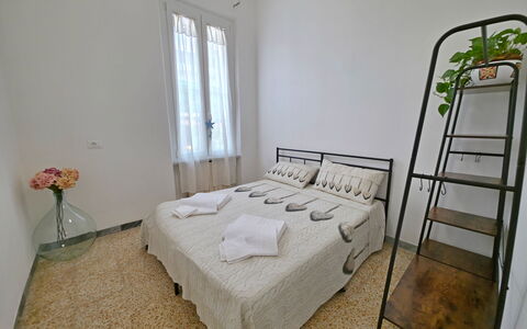 Casa Serena: Parete, Letto, Camera Da Letto, Pavimento, Pavimentazione, Lenzuolo, Bedding, Interior Design, Telaio Del Letto, Mobilia