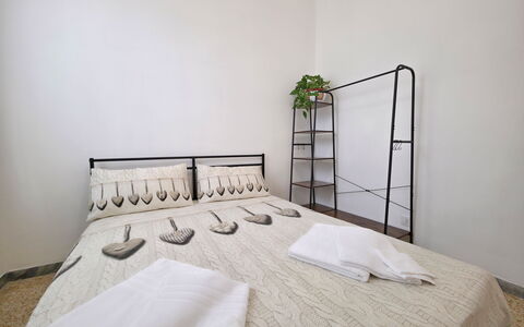 Casa Serena: Letto, Bedding, Camera Da Letto, Interior Design, Lenzuolo, Pavimento, Mobilia, Parete, Pavimentazione, Legna