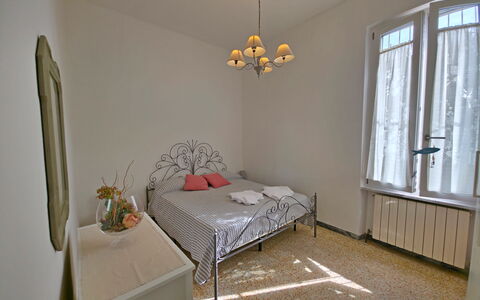 Casa Serena: Mobilia, Letto, Camera Da Letto, Interior Design, Pavimento, Bedding, Parete, Pavimentazione, Lenzuolo, Legna