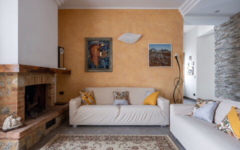Casa Lory, Monteriggioni, Siena: Mobilia, Interior Design, Parete, Pavimentazione, Divano, Pavimento, Legna, Camera, Soggiorno, Soffitto