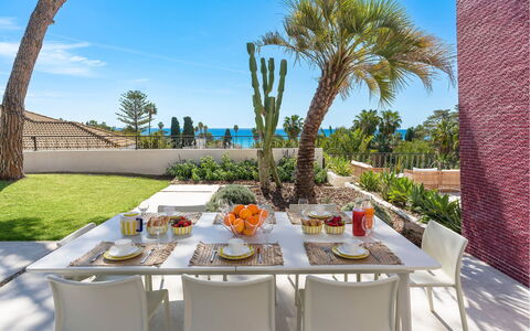 Villa Rebecca: Mobilia, Tavolo, Sedia, Mobili Da Esterno, Tavolo Esterno, Giardino, Cucina & Sala Da Pranzo Tavolo, Shade, Landscaping