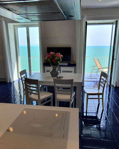 Casa Blue Dream: Mobilia, Pavimento, Mare, Sedia, Oceano, Tavolino Da Caffè, Ricorrere, Hotel, Mobili Da Esterno