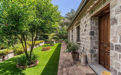 Villa Romantic Garden: Giardino, Arbusto, Groundcover, Brick, Flagstone, Landscaping, Backyard, Prato, Cortile