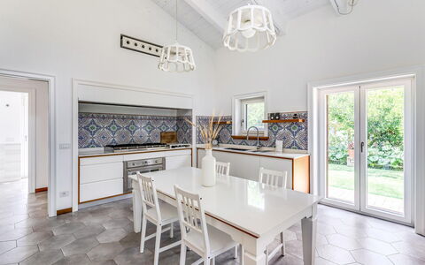 Villa Romantic Garden: Interior Design, Pavimentazione, Mobilia, Pavimento, Soffitto, Illuminazione, Camera, Cucina, Cucina & Sala Da Pranzo Tavolo, Tavolo