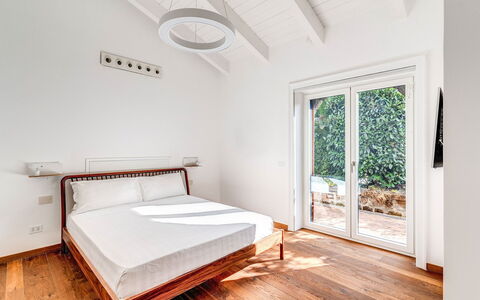 Villa Romantic Garden: Letto, Interior Design, Camera Da Letto, Pavimentazione, Legna, Pavimento, Casa, Mobilia, Lenzuolo, Bedding