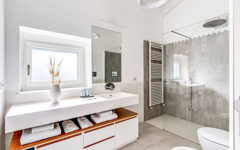Villa Romantic Garden: Bagno, Interior Design, Idraulico Fixture, Pavimentazione, Lavandino Del Bagno, Pavimento, Lavello, Specchio, Mobiletto Del Bagno, Rubinetto