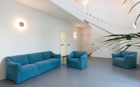 Villa Cloris: Pavimentazione, Pavimento, Interior Design, Divano, Mobilia, Soggiorno, Soffitto, Appartamento, Comfort