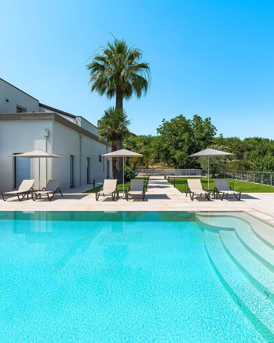 Villa Cloris: Blu, Acqua, Piscina, Materiale Composito, Reflecting Pool, Ricorrere, Riflessione, Shade, Eco Hotel, Estate