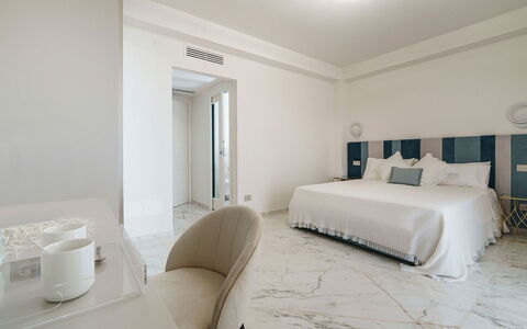 Villa Shelly: Interior Design, Pavimentazione, Pavimento, Mobilia, Camera Da Letto, Soffitto, Camera, Letto, Bedding, Lenzuolo