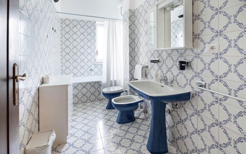 Casa Iago: Pavimentazione, Pavimento, Piastrella, Idraulico Fixture, Bagno, Idraulico, Rubinetto, Design, Lavello