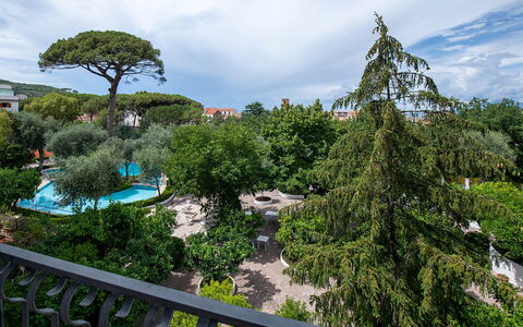 Casa Iago: Albero, Giardino, Prato, Landscaping, Shade, Cortile, Parco, Backyard, Hacienda, Giardino Botanico