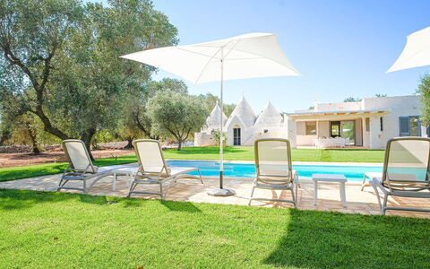 Trulli Heaven: Giardino, Prato, Shade, Landscaping, Estate, Cortile, Parco, Villa, Piscina, Backyard