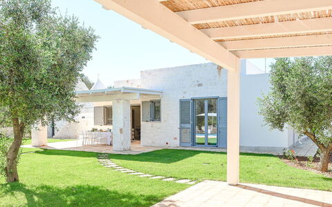 Trulli Heaven: Casa, Porta, Giardino, Estate, Shade, Portico, Colonna, Landscaping, Struttura Esterna, Backyard