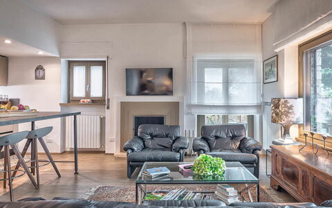 Cortona Deluxe: Mobilia, Interior Design, Parete, Pavimentazione, Divano, Soffitto, Legna, Soggiorno, Pavimento, Camera
