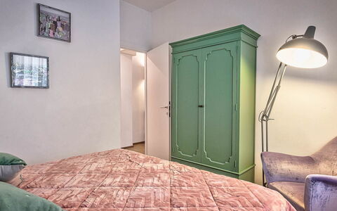 Cortona Deluxe: Letto, Mobilia, Interior Design, Camera Da Letto, Parete, Lenzuolo, Bedding, Pavimento, Pavimentazione, Legna