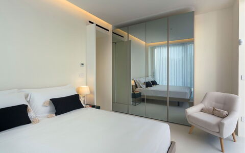 Villa Zora: Interior Design, Pavimentazione, Parete, Mobilia, Pavimento, Legna, Letto, Camera Da Letto, Tessile, Camera