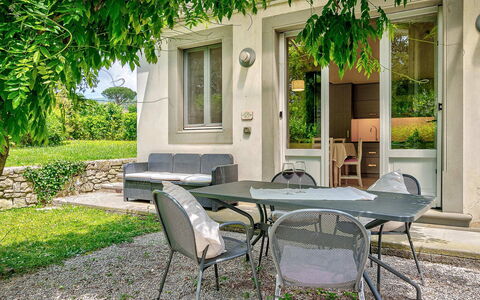 Villa Church: Arbusto, Giardino, Mobili Da Esterno, Backyard, Shade, Sedia, Tavolo Esterno, Cortile, Landscaping, Prato