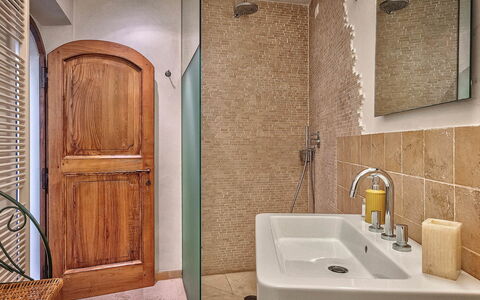 Villa Church: Bagno, Idraulico Fixture, Parete, Pavimentazione, Interior Design, Lavello, Pavimento, Legna, Lavandino Del Bagno, Rubinetto