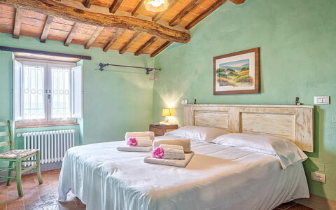 Villa Vita Bella: Parete, Mobilia, Letto, Casa, Interior Design, Camera Da Letto, Pavimento, Camera, Bedding, Telaio Del Letto