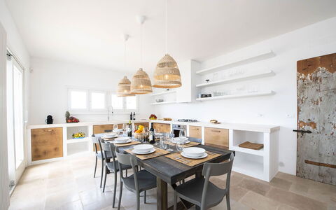 Villa Il Guaceto: Mobilia, Interior Design, Legna, Pavimentazione, Soffitto, Cucina, Pavimento, Sedia, Cucina & Sala Da Pranzo Tavolo, Illuminazione