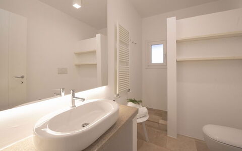Villa Il Guaceto: Pavimentazione, Parete, Pavimento, Idraulico Fixture, Interior Design, Bagno, Soffitto, Lavandino Del Bagno, Lavello, Camera