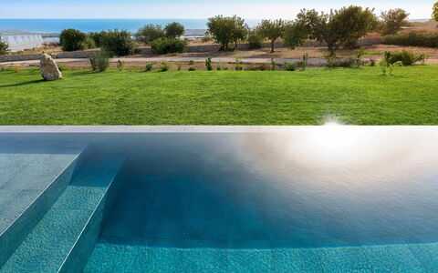 Villa Miriam: Blu, Piscina, Materiale Composito, Ricorrere, Shade, Eco Hotel, Giochi D'Acqua, Landscaping, Piastrella, Tropici