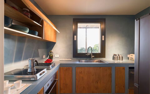 Villa Miriam: Cucina, Controsoffitto, Mobilia, Interior Design, Legna, Cabinetry, Elettrodomestico Da Cucina, Pavimentazione, Illuminazione, Casa