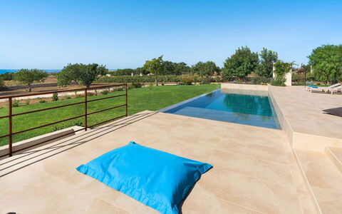 Villa Miriam: Blu, Piscina, Materiale Composito, Shade, Ricorrere, Landscaping, Piastrella, Flagstone, Mobili Da Esterno, Design