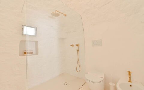 Trulli Fontana: Parete, Idraulico Fixture, Pavimentazione, Bagno, Pavimento, Illuminazione, Soffitto, Interior Design, Idraulico, Lampada