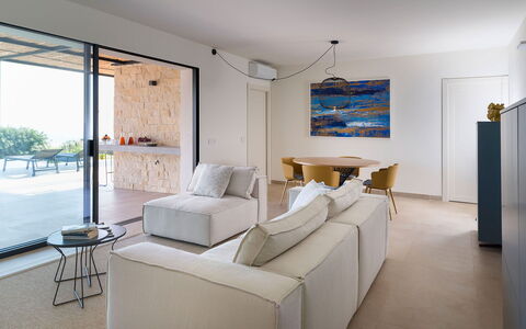 Villa Campo Verde: Mobilia, Pavimentazione, Pavimento, Interior Design, Divano, Soggiorno, Casa, Tavolo, Appartamento