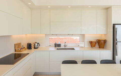 Villa Panita: Cucina, Controsoffitto, Interior Design, Mobilia, Elettrodomestico Da Cucina, Cabinetry, Pavimentazione, Parete, Legna, Soffitto