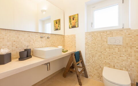 Villa Panita: Bagno, Pavimentazione, Pavimento, Parete, Idraulico Fixture, Interior Design, Lavandino Del Bagno, Rubinetto, Piastrella, Lavello