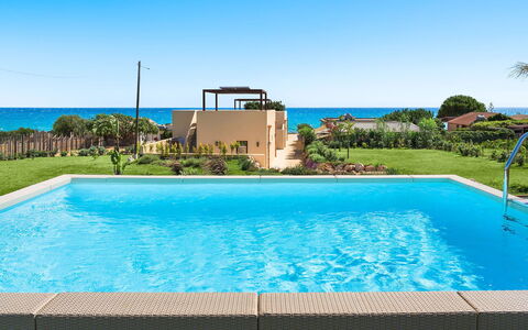 Villa Paprika: Blu, Piscina, Materiale Composito, Tempo Libero, Ricorrere, Shade, Design, Mobili Da Esterno, Eco Hotel, Erba Sintetica