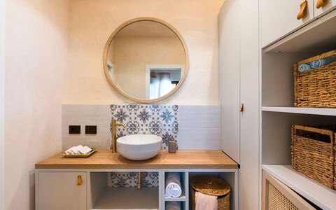Villa Paprika: Interior Design, Pavimentazione, Idraulico Fixture, Mobiletto Del Bagno, Pavimento, Bagno, Cabinetry, Lavandino Del Bagno, Casa, Mobilia