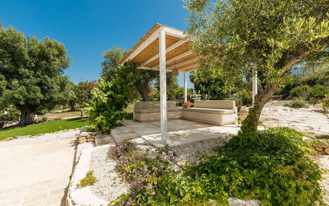 Villa Riva: Arbusto, Giardino, Shade, Struttura Esterna, Landscaping, Gazebo, Mobili Da Esterno, Backyard, Design, Pergola