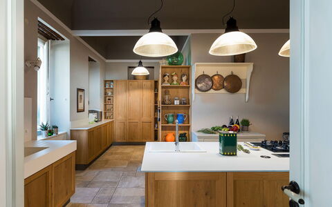 Villa Milo: Interior Design, Mobilia, Cucina, Legna, Controsoffitto, Lampada, Soffitto, Cabinetry, Pavimentazione, Illuminazione