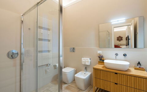 Villa Milo: Bagno, Pavimentazione, Interior Design, Idraulico Fixture, Pavimento, Lavandino Del Bagno, Lavello, Rubinetto, Soffitto, Specchio