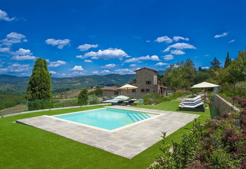 Villa Marinella: Piscina, Collina, Catena Montuosa, Ricorrere, Giardino, Agriturismo, Landscaping, Estate, Prato, Eco Hotel