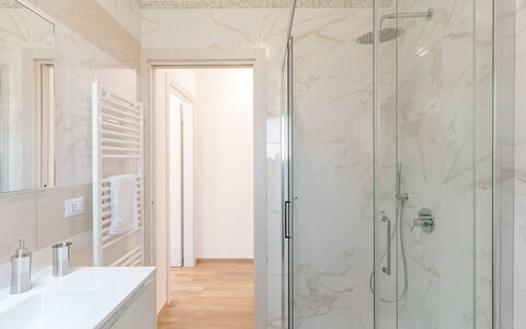 Villa Il Gelsomino: Pavimentazione, Pavimento, Parete, Interior Design, Legna, Idraulico Fixture, Bagno, Porta, Idraulico, Soffitto