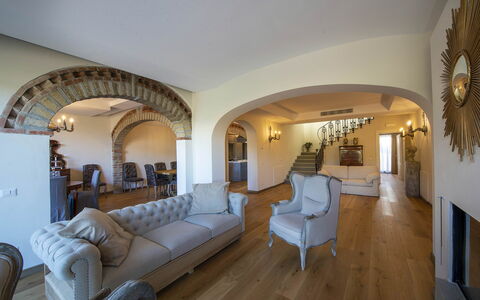 Villa Serena: Mobilia, Interior Design, Pavimentazione, Divano, Legna, Pavimento, Soffitto, Camera, Illuminazione, Soggiorno