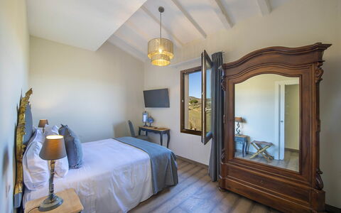 Villa Serena: Legna, Mobilia, Interior Design, Camera Da Letto, Illuminazione, Casa, Pavimento, Camera, Letto, Appartamento
