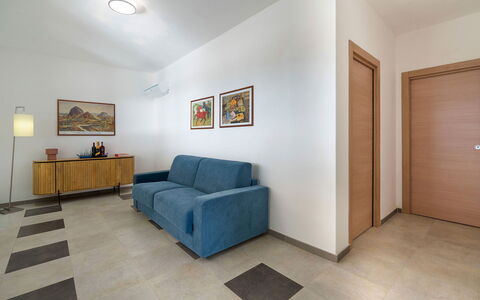 Villa Lily: Mobilia, Interior Design, Pavimentazione, Pavimento, Parete, Divano, Legna, Soffitto, Camera, Soggiorno