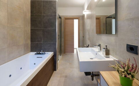 Villa Lily: Bagno, Pavimentazione, Idraulico Fixture, Parete, Interior Design, Pavimento, Lavello, Rubinetto, Lavandino Del Bagno, Vasca Da Bagno