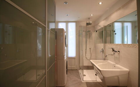 Letizia: Bagno, Interior Design, Pavimentazione, Idraulico Fixture, Pavimento, Lavello, Lavandino Del Bagno, Rubinetto, Idraulico, Soffitto